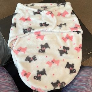 newborn, 0-3, and 3-6 months! Comment under pic and I’ll let you know a price.